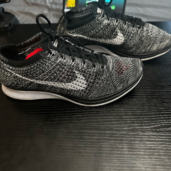 Nike Flyknit Racer Oreo - Picture 6 of 6